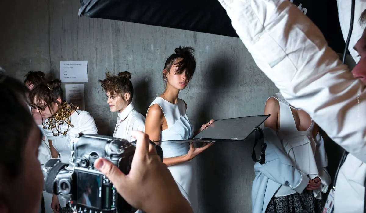 Points forts du défilé de mode de Fendi - Illusions de mode sur le podium, séquences en coulisses et interviews