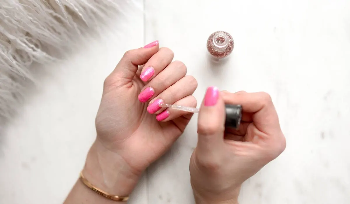 Vernis à ongles: simple ou fantaisie? Appliquer du vernis à ongles sans surpeinture, sans rayures et sans bulles: c'est comme ça qu'il faut faire!