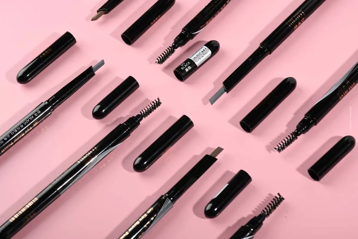 Des sourcils bien fournis grâce à Brow Lift, Microblading & Co.