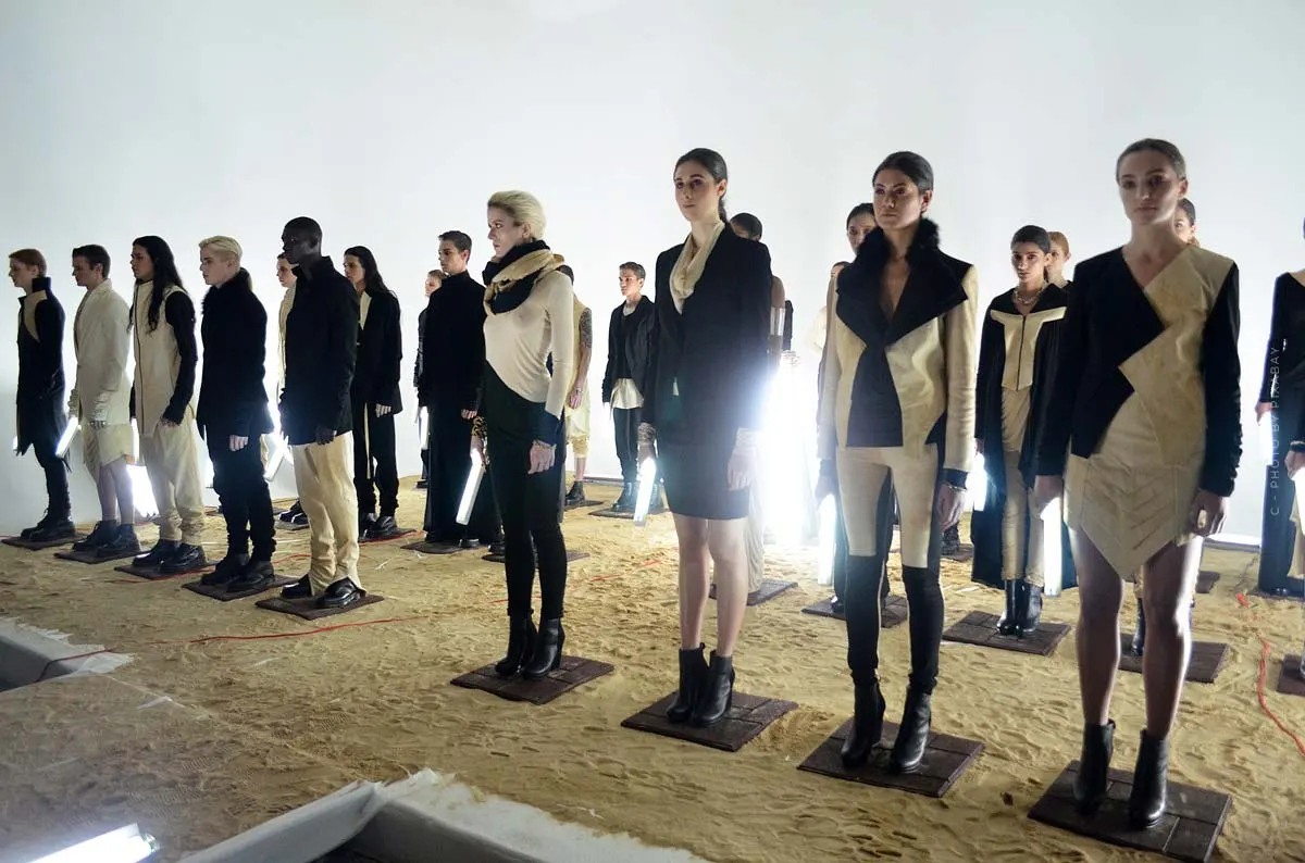 Alexander Wang : jeans, pulls, chaussures et accessoires pour un look décontracté ultime.