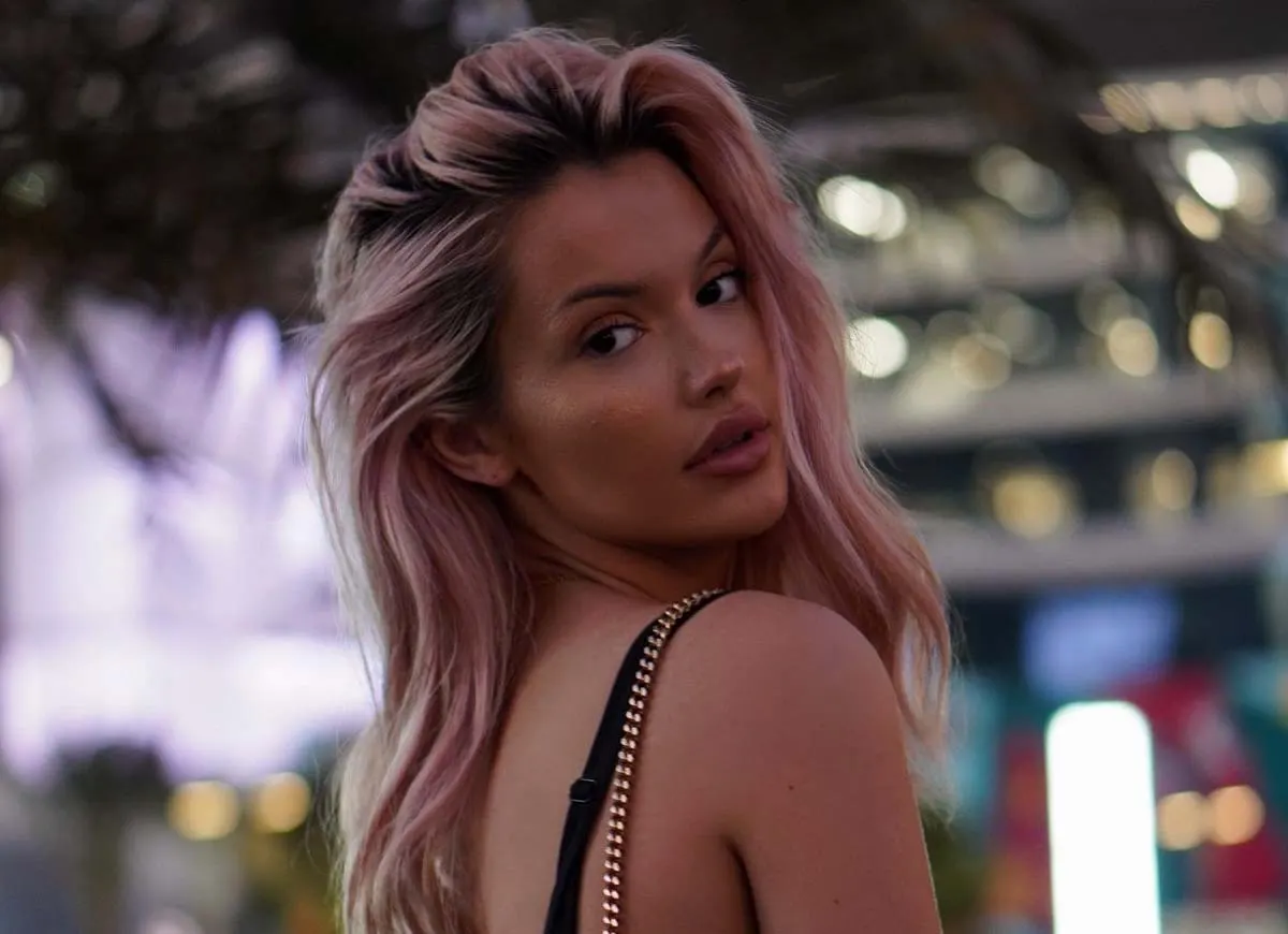 Interview d'Enisa Bukvic : Carrière de mannequin et vie à Dubaï avec Simon et son chien Charlie