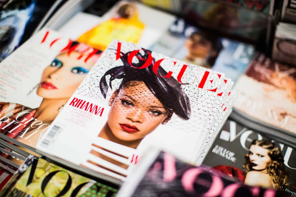 Collection Vogue : pulls, lunettes et chemises avec le célèbre logo du magazine.