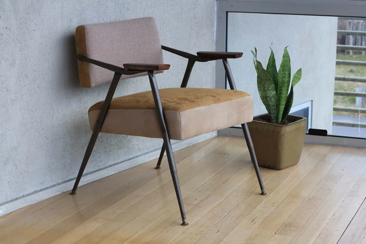 Chaises : Chaises rembourrées, chaises empilables et autres en bois, métal et autres dans le bureau et la salle à manger.