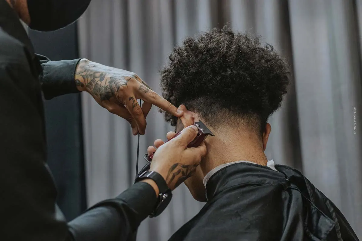 Top 5 des coiffures tendance pour hommes : courtes, longues ou avec des boucles ?