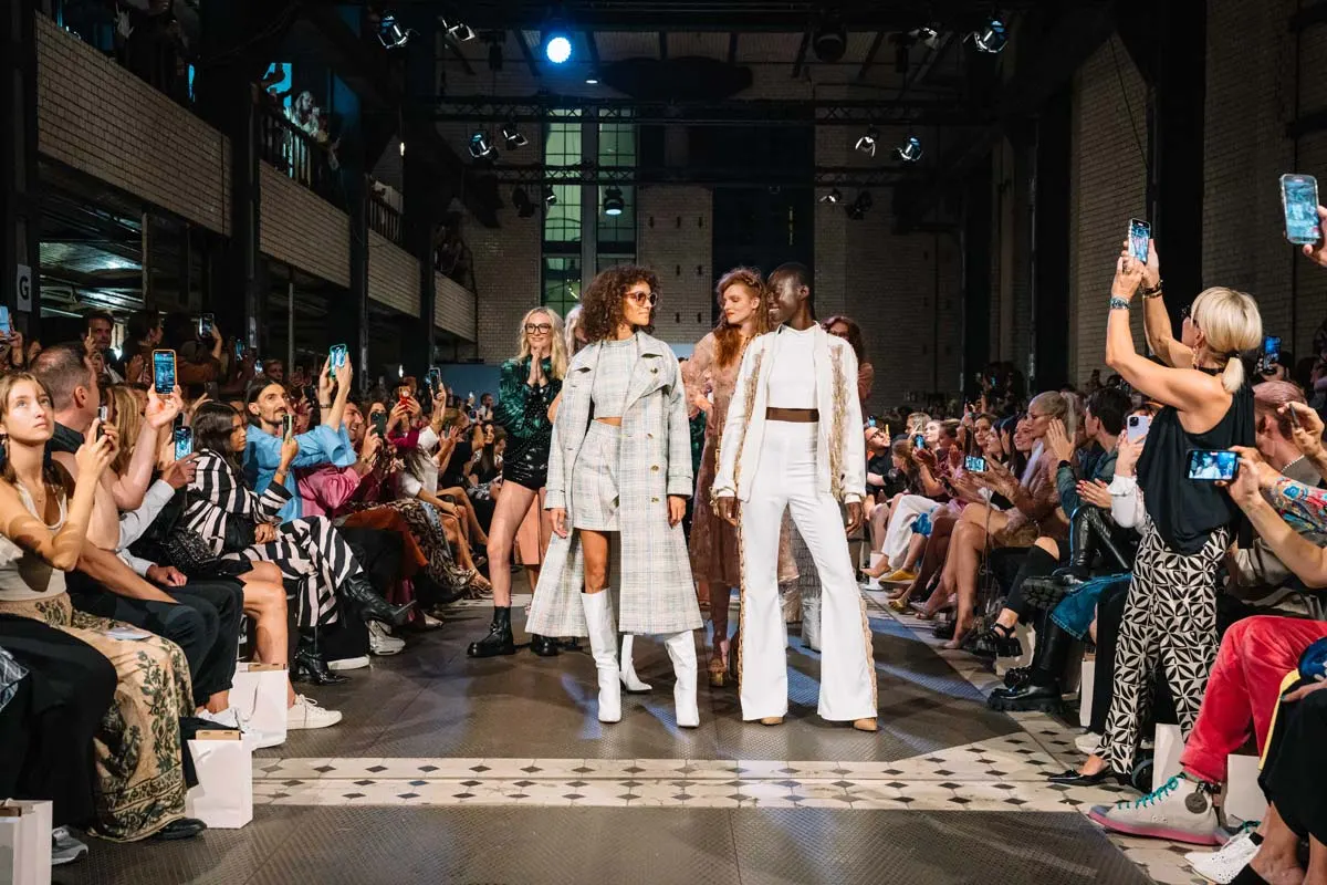 Marcel Ostertag : des fils colorés dans la collection d'été - Berlin Fashion Week