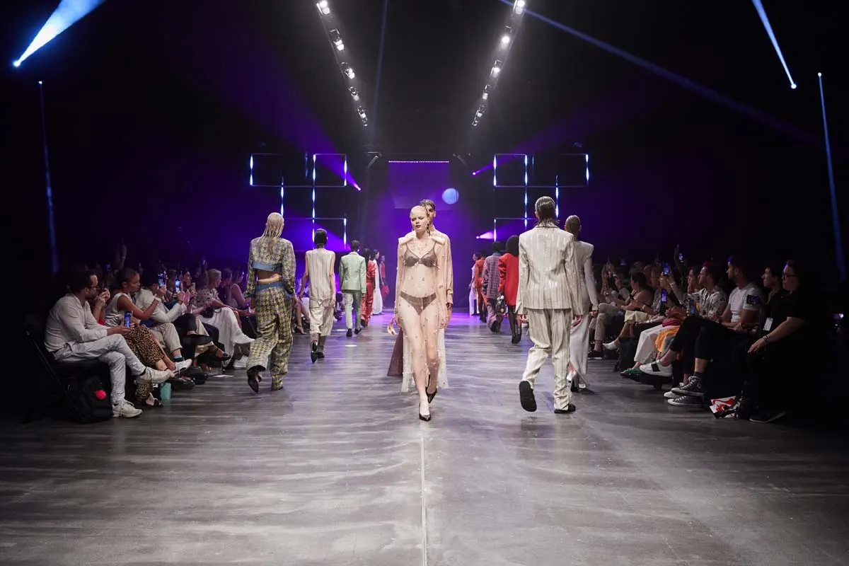 Défilé de mode de Kilian Kerner : Déclarations politiques, mise en scène expressive & coupes dynamiques - FW 2023 été