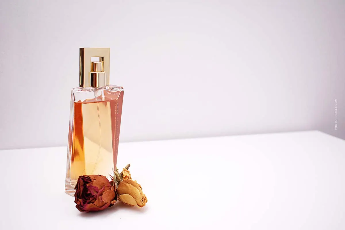 Huile de rose : l'essence florale de l'art de la parfumerie - Origine, parfum & prix