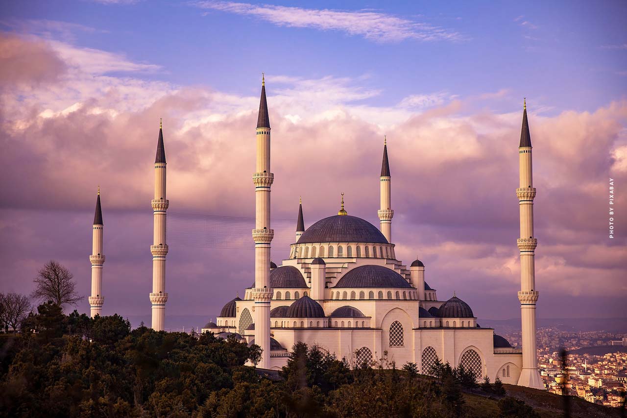 mosque-mountains-over-the-city-turkei-urlaub-reise-tipps-flug-wetter-turkey-travel-weather-impressive-building-sehenwurdigkeit-sight-seeing