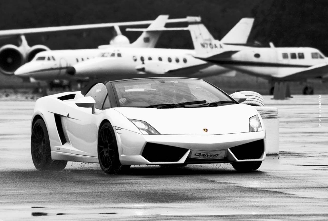 lamborghini-airport-private-jet-white-auto-car-investment-kapitalanlage-sportwagen-luxus-luxury-magazine-rollbahn-1030×696