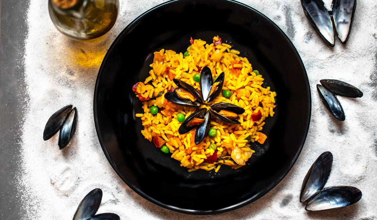 cooking-recpie-at-home-spaghetti-paella-ratatoille-easy-fast-rice-dish-plate