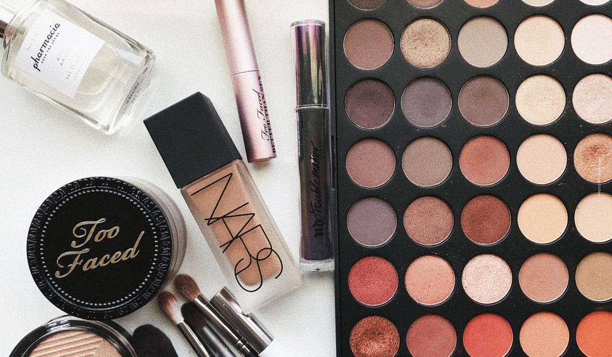 make-up-tipps-advice-foundation-powder-summer-tools-brushes