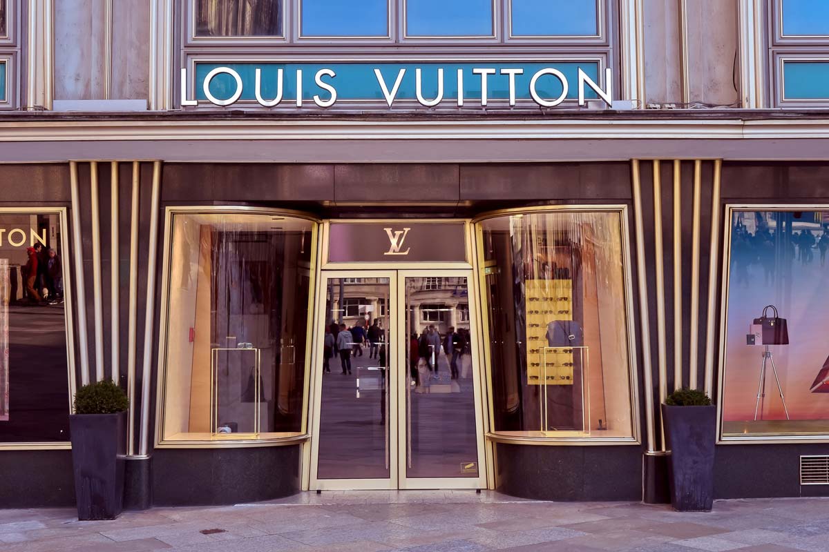 luxus-shopping-koeln-louis-vuitton-store-mode-schaufenster-shop-mannequin
