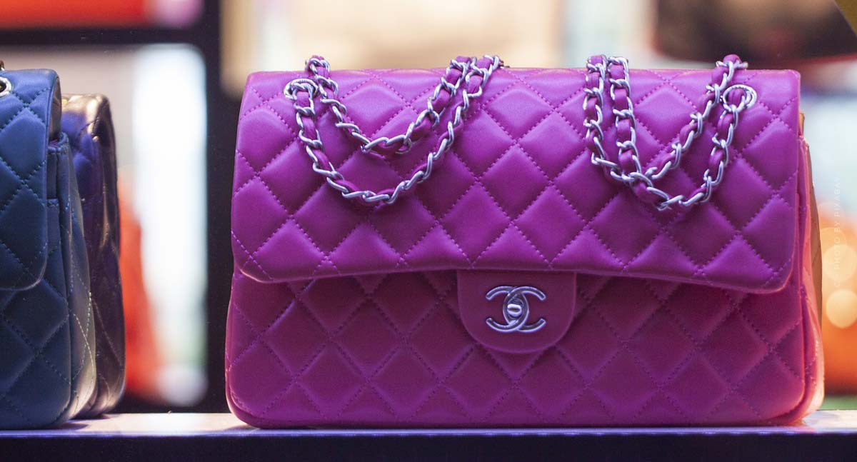 chanel-taschen-handtasche-leder-pink-silber-schaufenster-luxus-blau