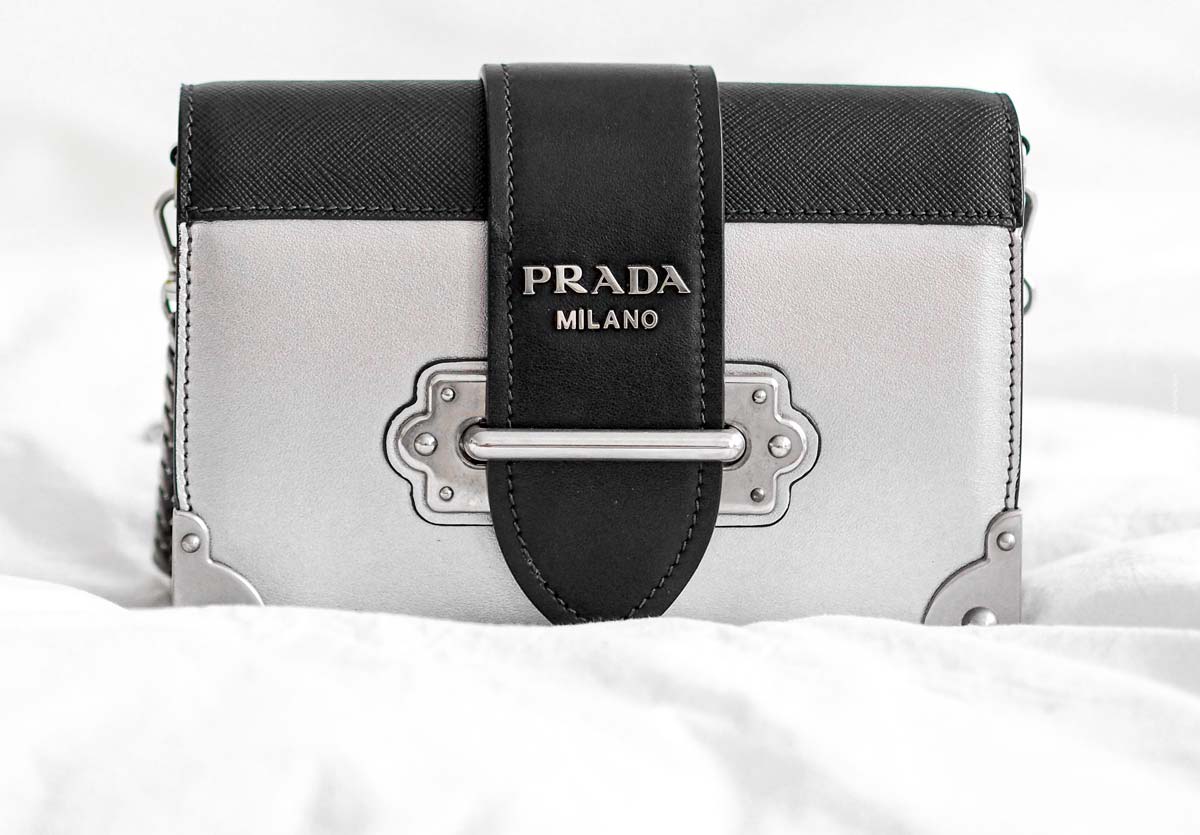 prada-taschen-handtasche-schwarz-grau-leder-silber-milano-logo-weiss