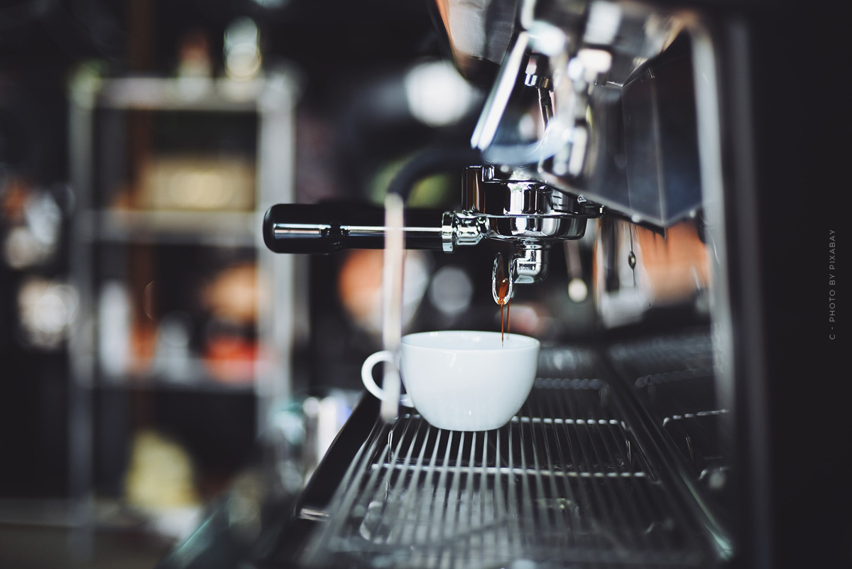 kaffee-vollautomat-cappuccino-milch-bohnen-morgen-tasse-espresso-barista-siebträger