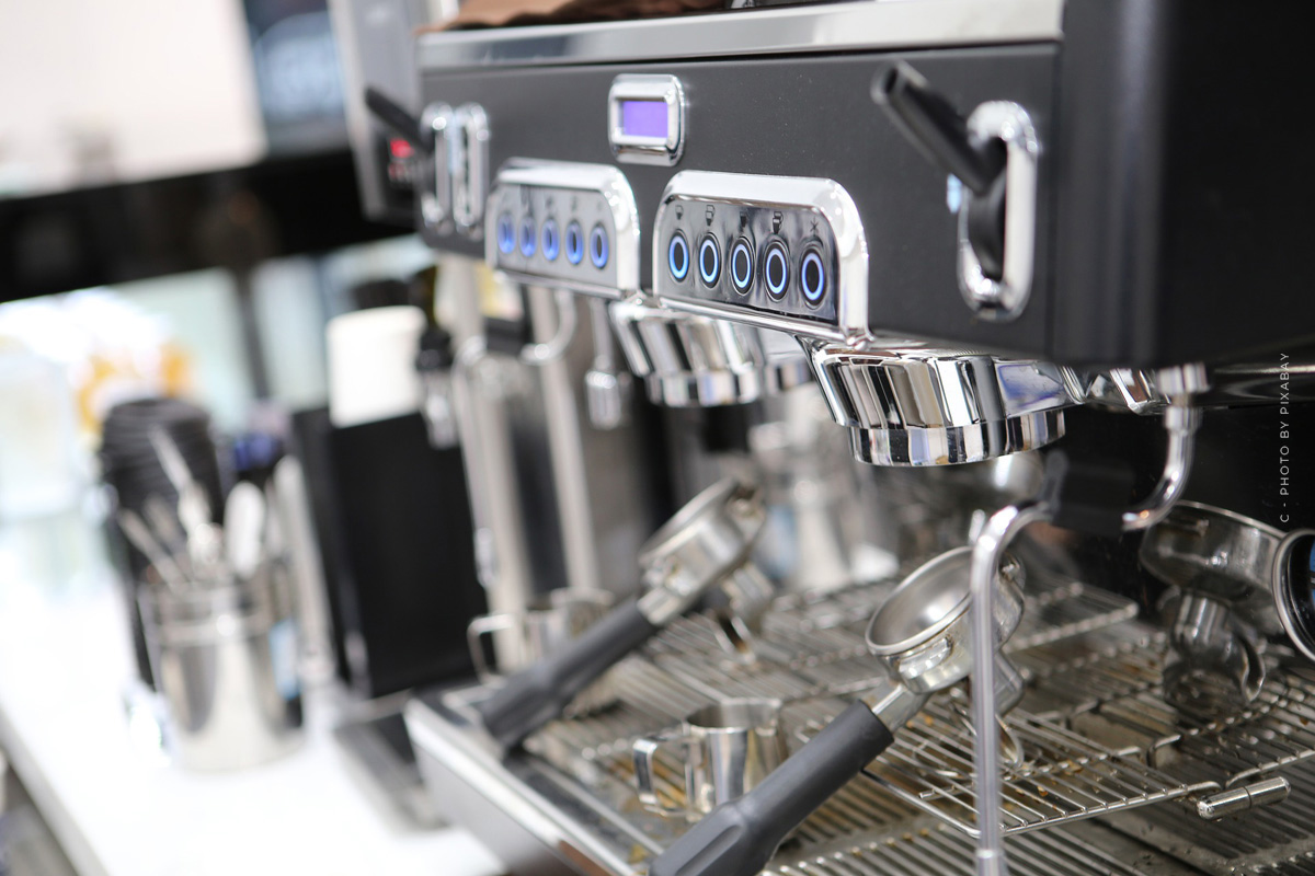 kaffee-vollautomat-cappuccino-milch-bohnen-morgen-tasse-espresso-edelstahl-siebträger-glas-barometer