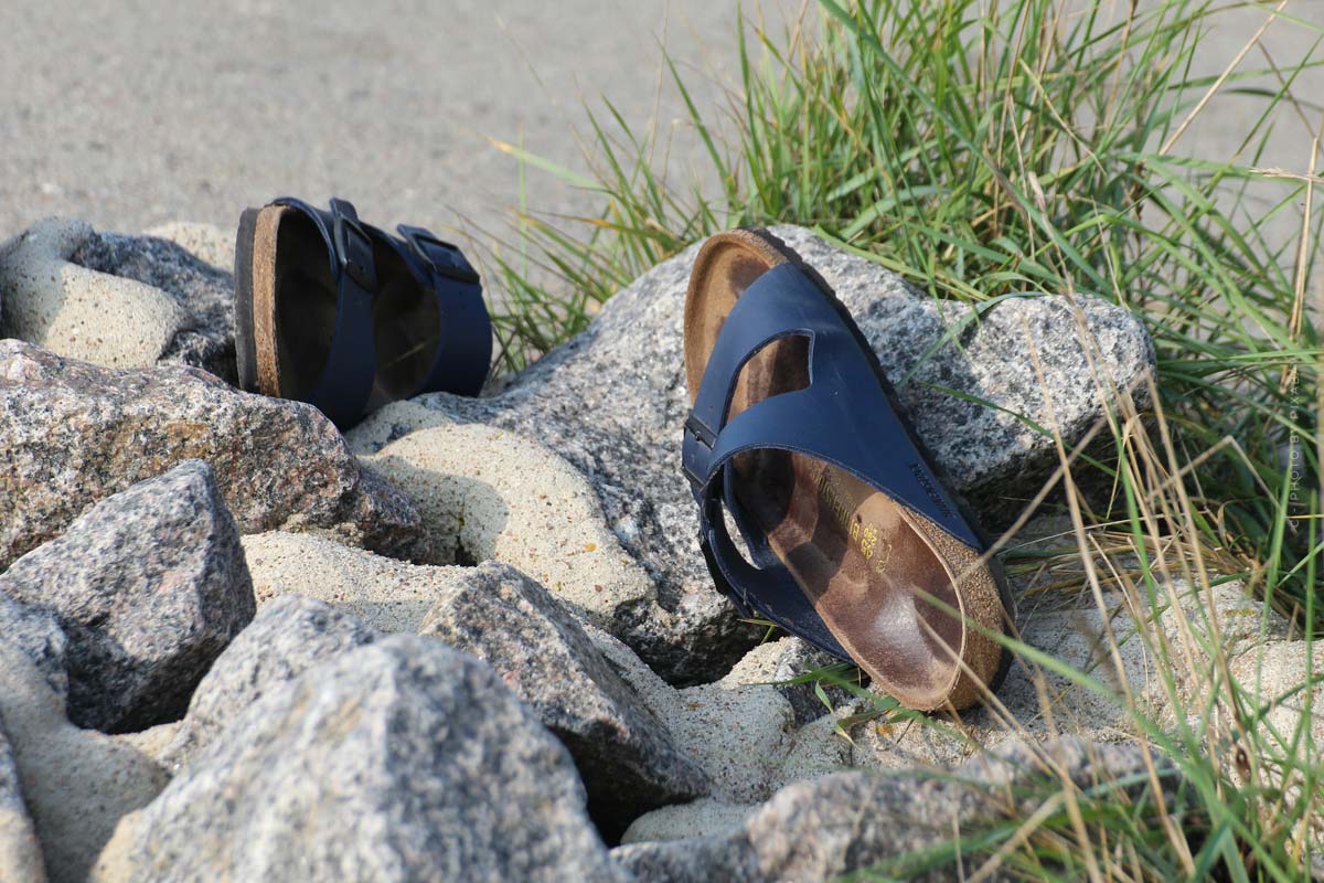damen-sandalen-trend-sommer-top10-schnalle-zehentrenner-absatz-riemchen-chunky-fiv-magazine-steine-blau