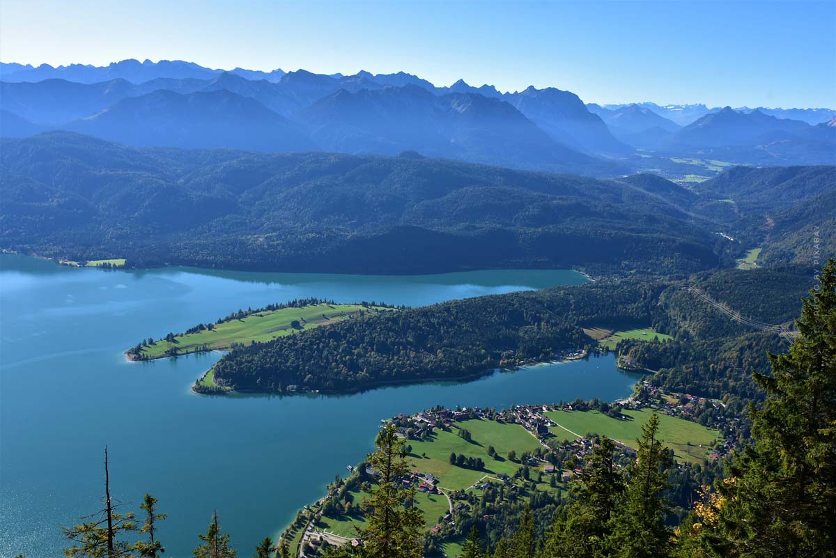 Walchensee-see-berge-natur-wandern-ausblick-grün-insel-wald-abenteuer-tauchen-wasser-himmel-blau