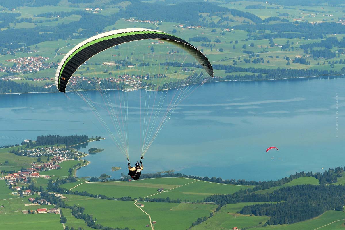 paraglider-fallschirm-gleitschirm-forggensee-see-freiueit-abenteuer-wald-wiese-lndschaft-landscape-natur-nature-forest-