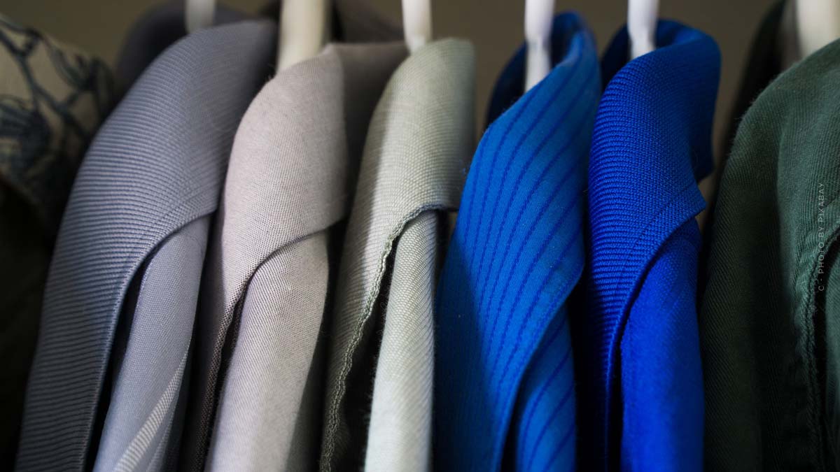 business-kleidung-blau-grau-beige-sakko-kleiderbuegel-kleiderstange