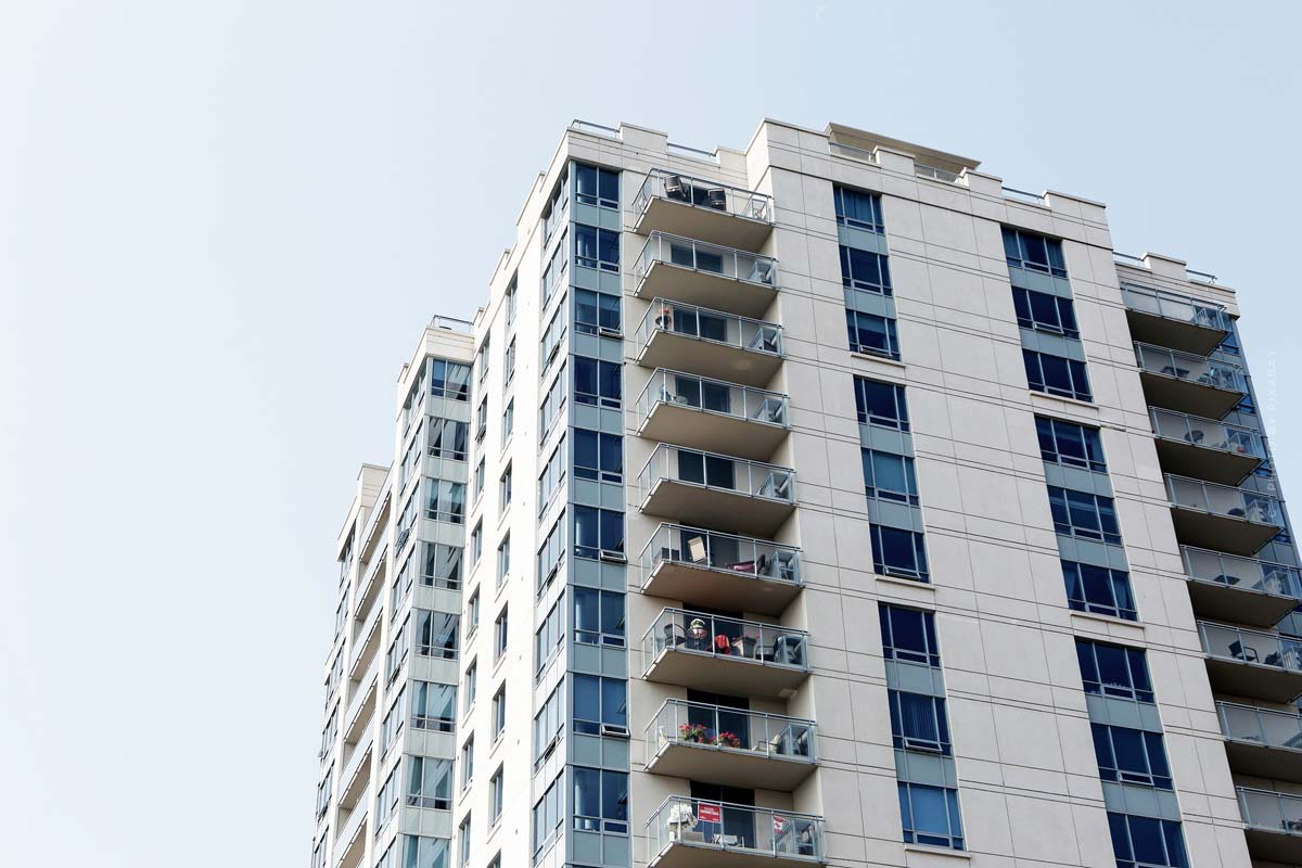immobilie-einfamilienhaus-investment-eigennutz-eigentumswohnung-wohnung-wohnen-plattenbau-hochhaus-wolkenkratzer-balkone