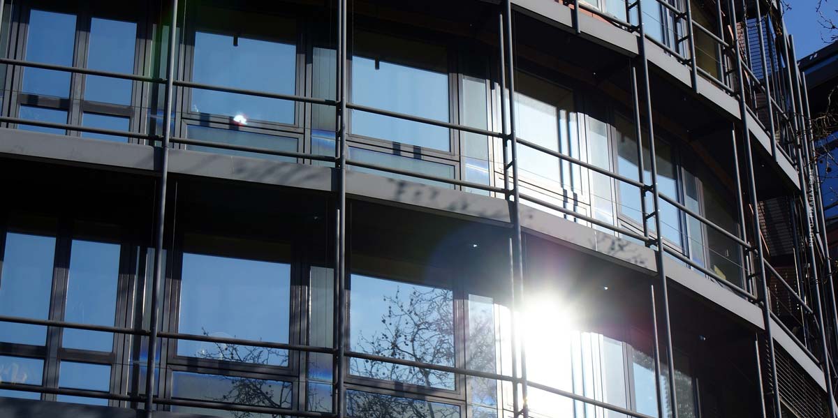 ludwigshafen-immobilie-makler-fassade-glas-modern-neubau-wohnhaus-architektur-immobilienkauf