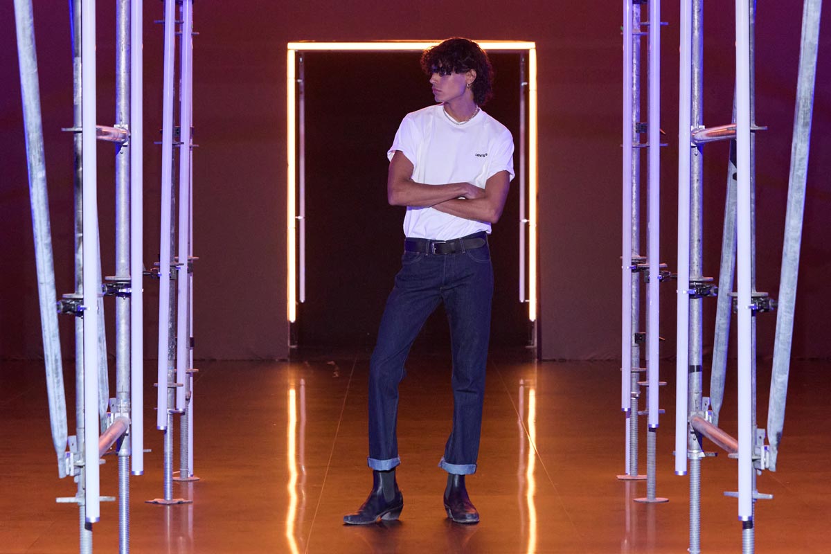 about-you-fashion-week-milano-2022-levis-runway-cool-jeans-with-basic-white-t-shirt-man