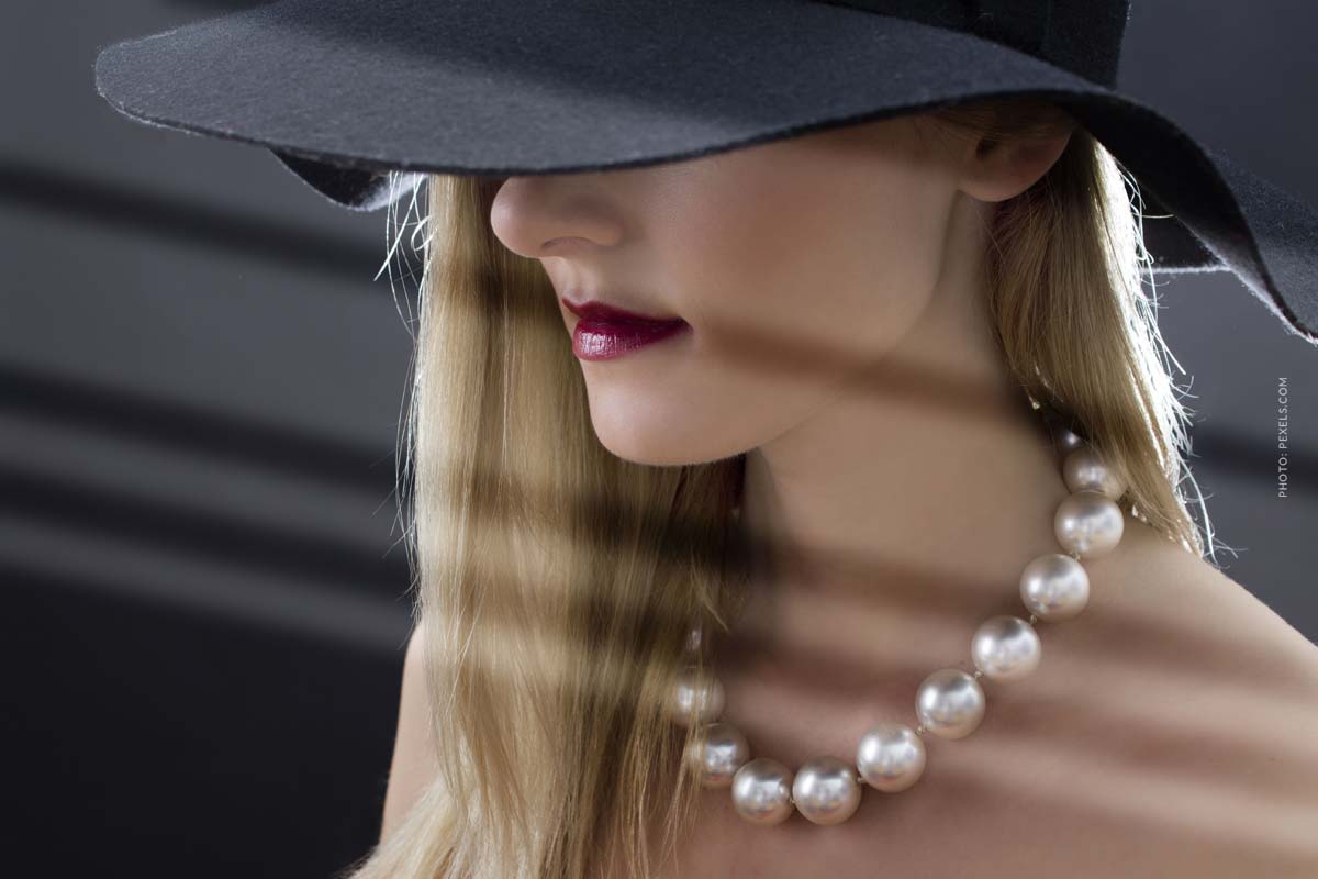 milan-fashion-week-max-mara-fashion-show-new-spring-summer-collection-woman-wearing-black-hat-and-pearl-chain