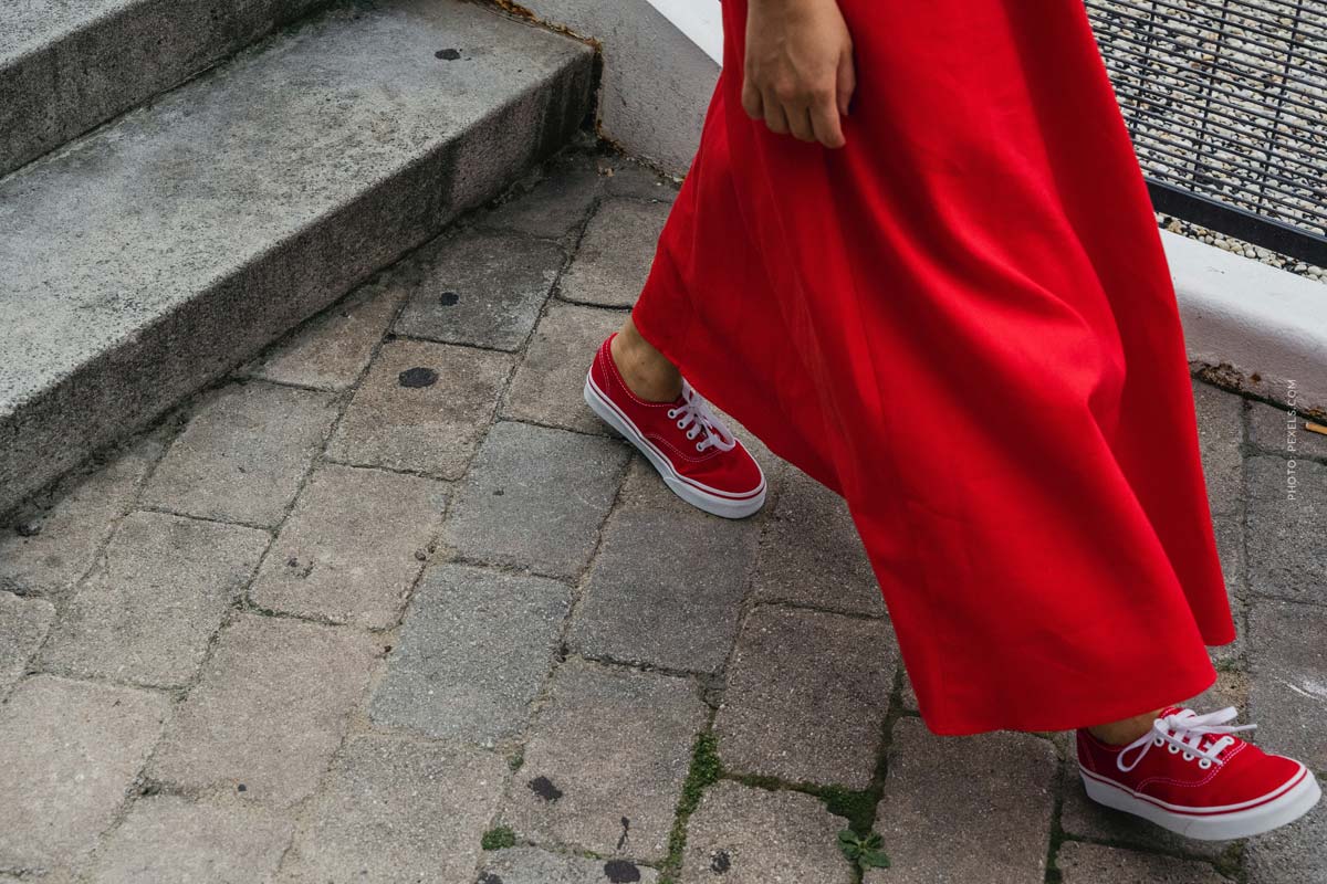 milan-fashion-week-n°21-fashion-show-new-spring-summer-collection-woman-in-a-long-red-dress-with-red-sneakers