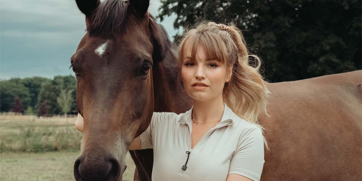 franziskaelea-interview-outside-brown-horse-blue-sky-horse-meadow-riding-clothes
