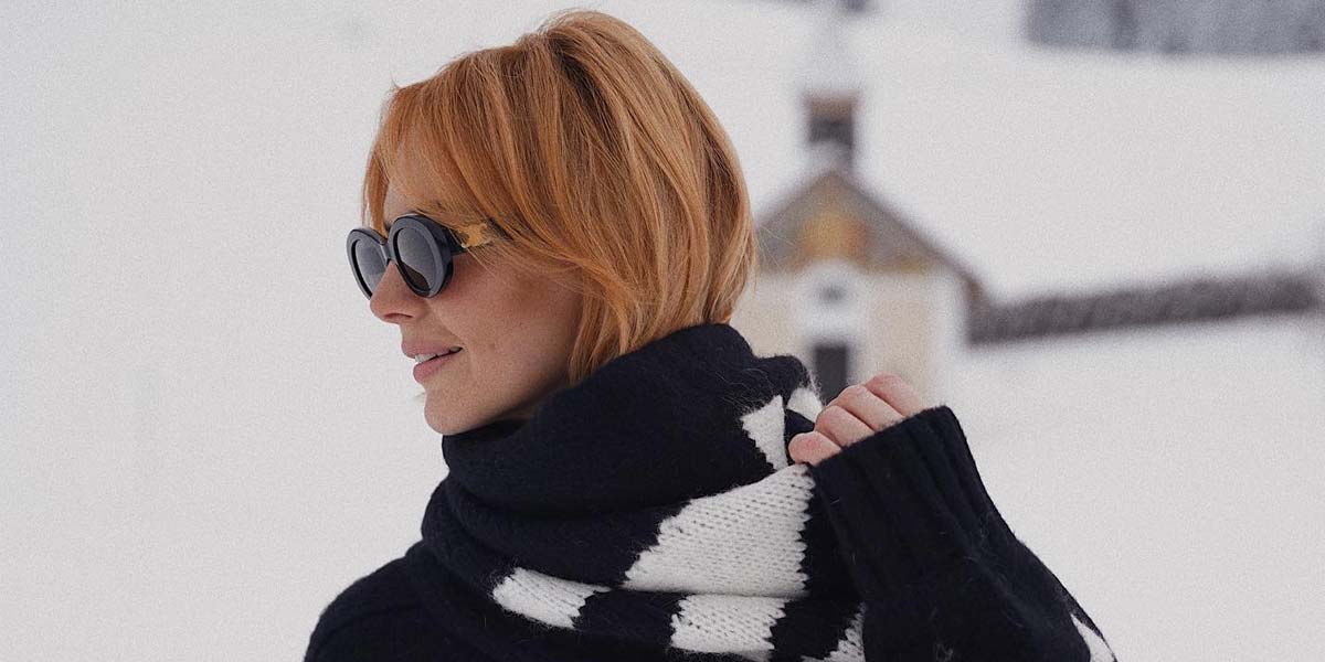 carinapranz-interview-blond-red-hair-black-sweater-glasses