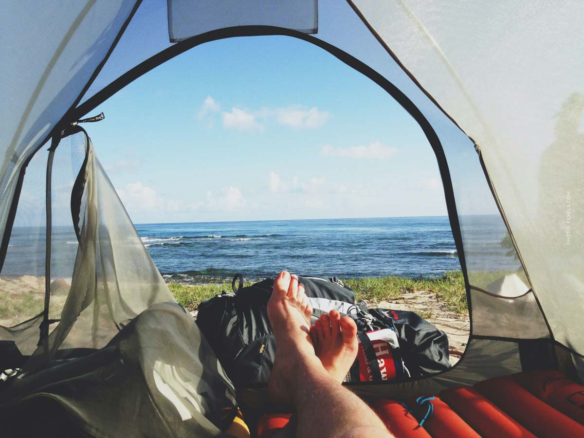 camping-strand-meer-zelt-dachzelt-urlaub-reise-see-entspannung-ruhe-fuss