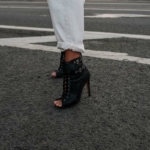 sommer-summer-shoes-schuhe-trend-street-style-outfit-black-stilett-white-pants