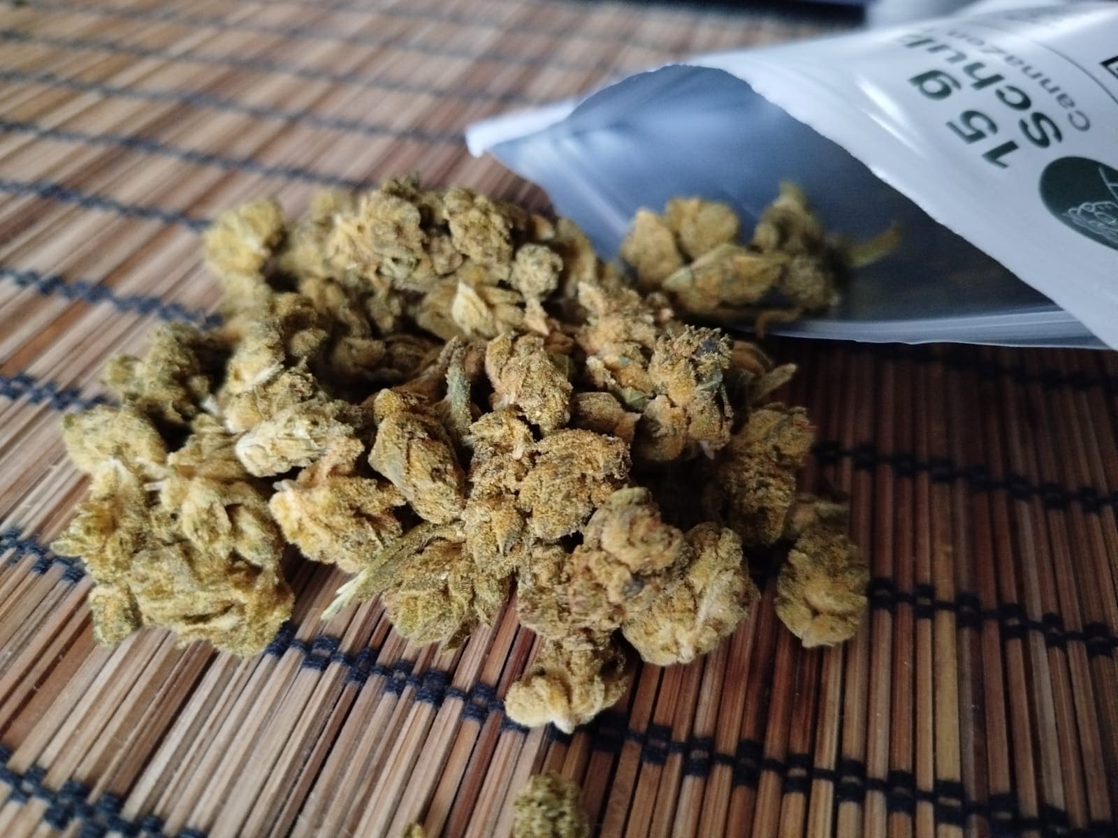 magazin-check-cannabis-shop-deutschland-legal-blueten-test-redaktion-schulz-og-cannazen-15g