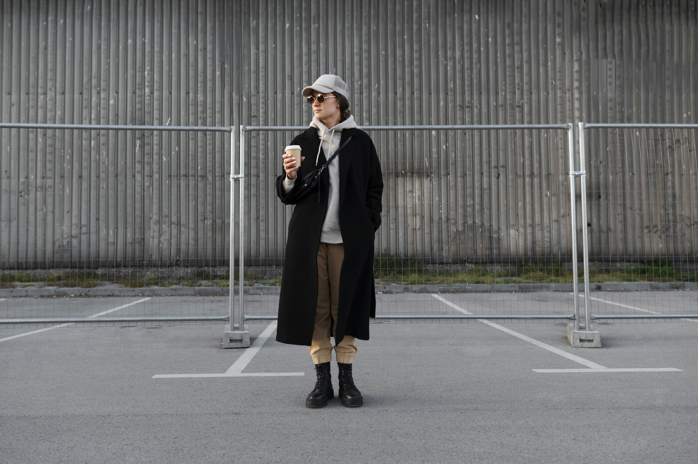 wueste-reise-outfit-streetstyle-cap-casual-look-mantel-reisekleidung-tipps-modefrau