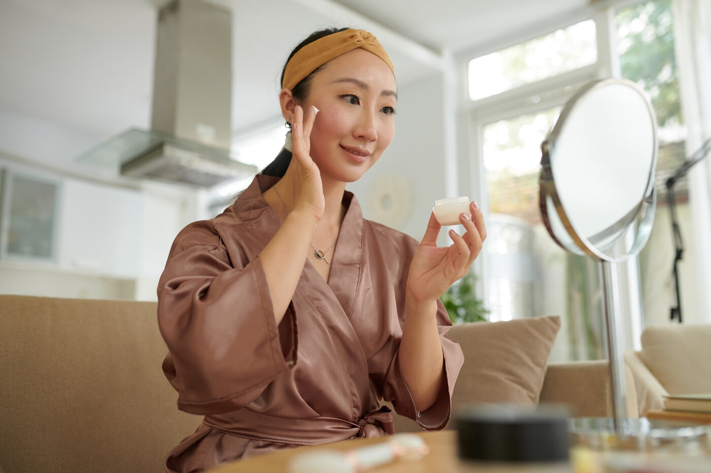 Sérum hyaluronique : effet, utilisation et les meilleurs produits hyaluron serum retinol anti aging creme frau hautpflege anwendung falten wirkung preis